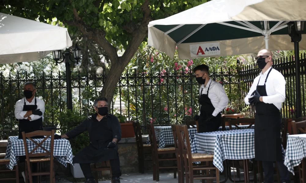 Πλήγμα τα νέα μετρά για την εστίαση: Απειλή για 40.000 λουκέτα